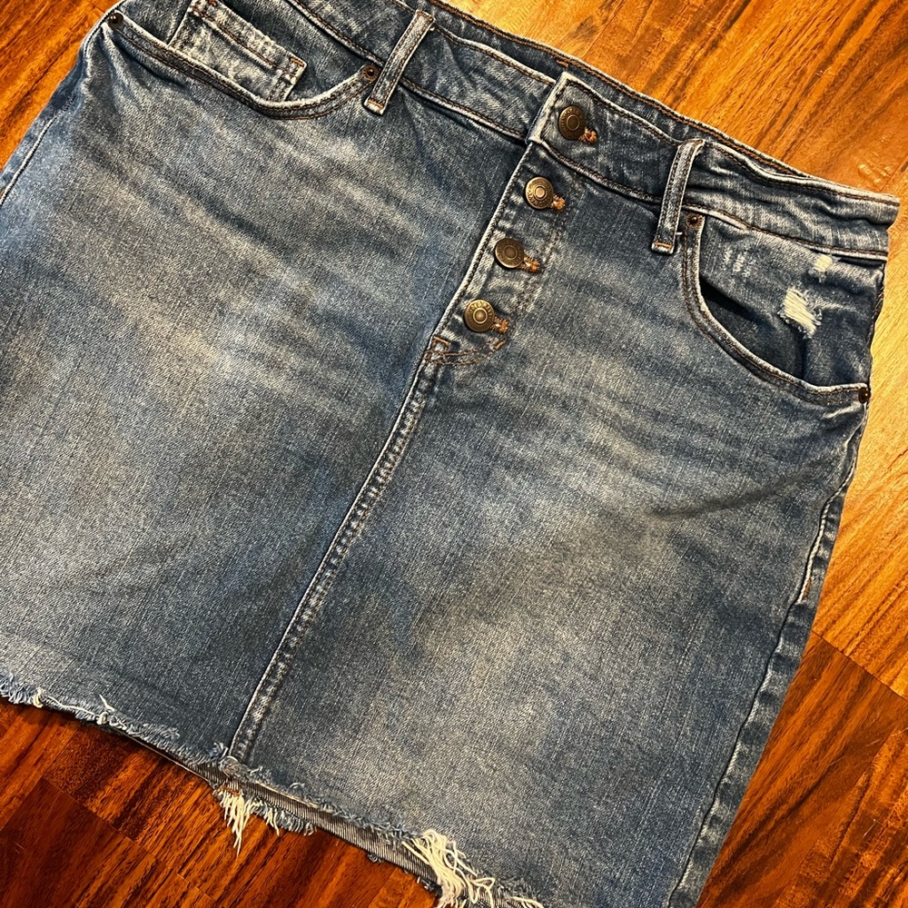 Button fly denim miniskirt is ready for summer fun!
